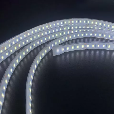 Mitkä ovat yleisten LED-matalajännitevalon nauhojen valonlähteen ominaisuudet?
